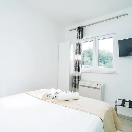 Apartman Lovely In With Wifi Cilipi