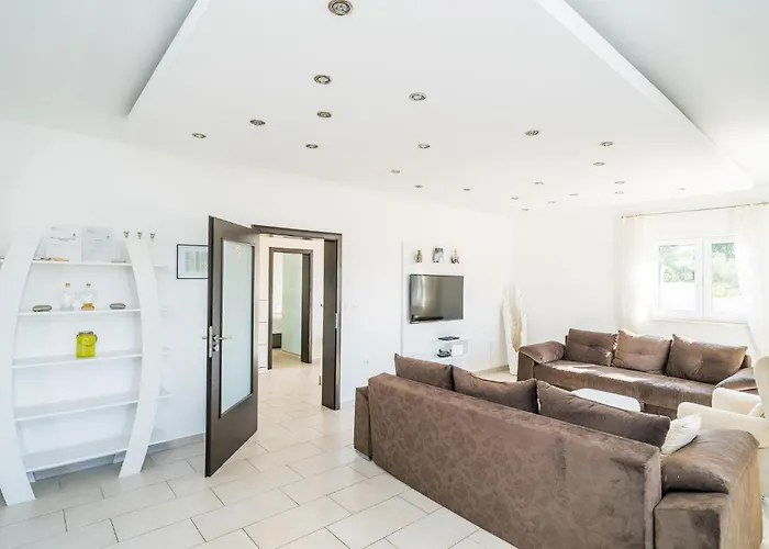 Apartament Lovely In With Wifi Čilipi